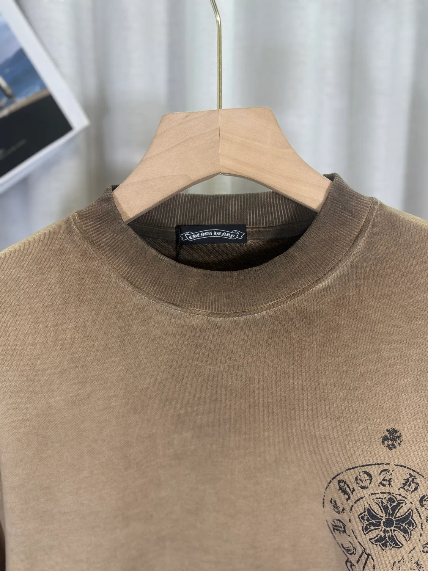 P260 top version, real shot without P, ​​different from market currency) 𝗖𝗵𝗿𝗼𝗺𝗲 𝗛𝗲𝗮𝗿𝘁𝘀/Cro Heart 2025 washed patch embroidery autumn and winter new original single counter American laser burnt 3D three-dimensional color embroidered couple casual sweatshirt 👑The highest version! Customized fabric 420g tripe terry fabric! American acid-washed and distressed original fabric laser burnt ✟appliqué embroidery and exquisite embroidery of letters! The best-selling model in the counter, very comfortable to wear. Accessories: original molded and authenticated collar label➕100% silk wash label. Genuine purchase-grade original hangtag➕matching hanging rope➕3D hanging beads➕original packaging bag. Craftsmanship: The original version has consistent wiring! The highest version of the armhole matching technique! Color: Earth Yellow Gray Black Size: S M L XL Style No.: 9320